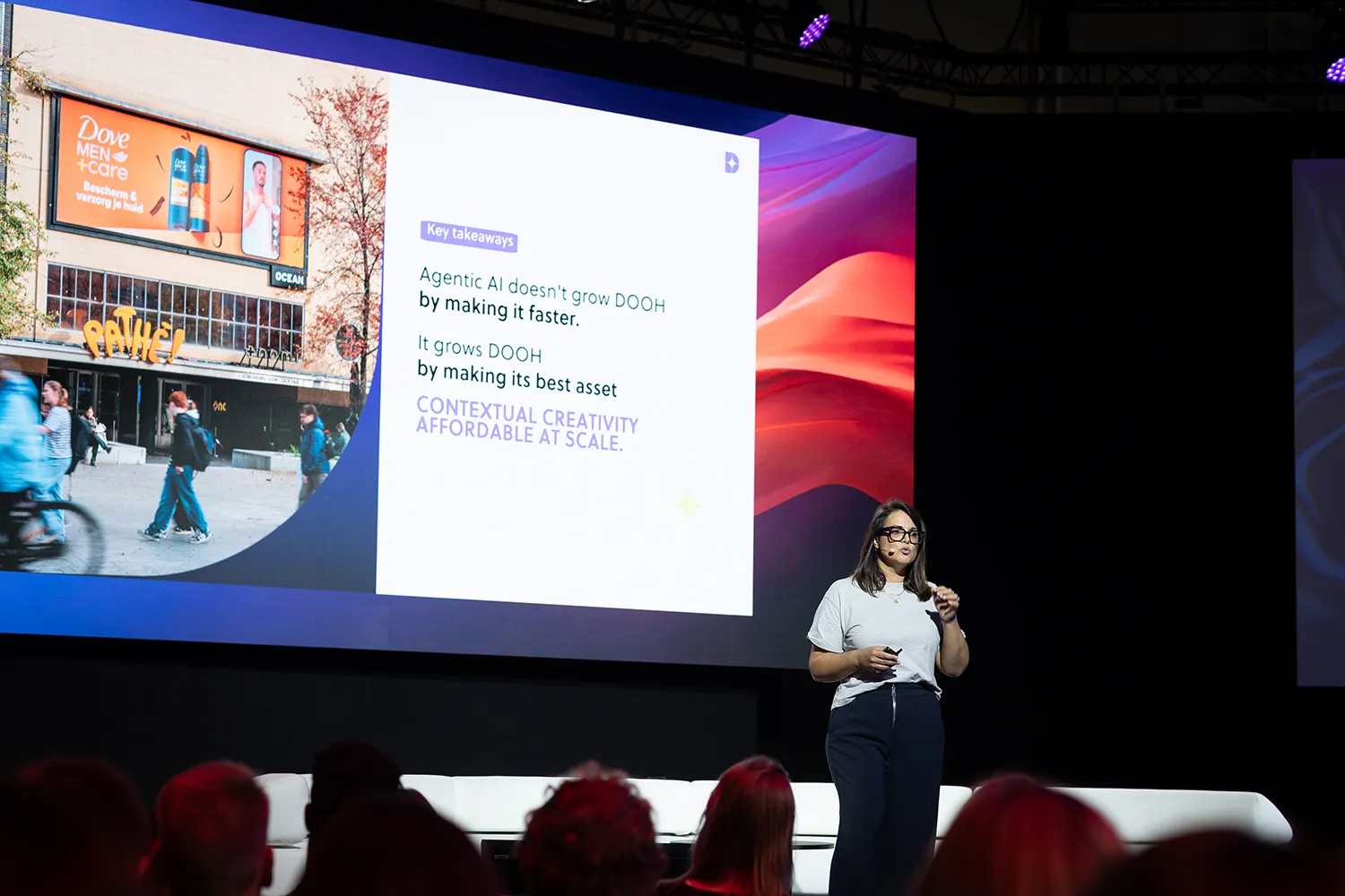 Referierende präsentieren ein Praxisbeispiel zu kulturellen Events und DOOH.