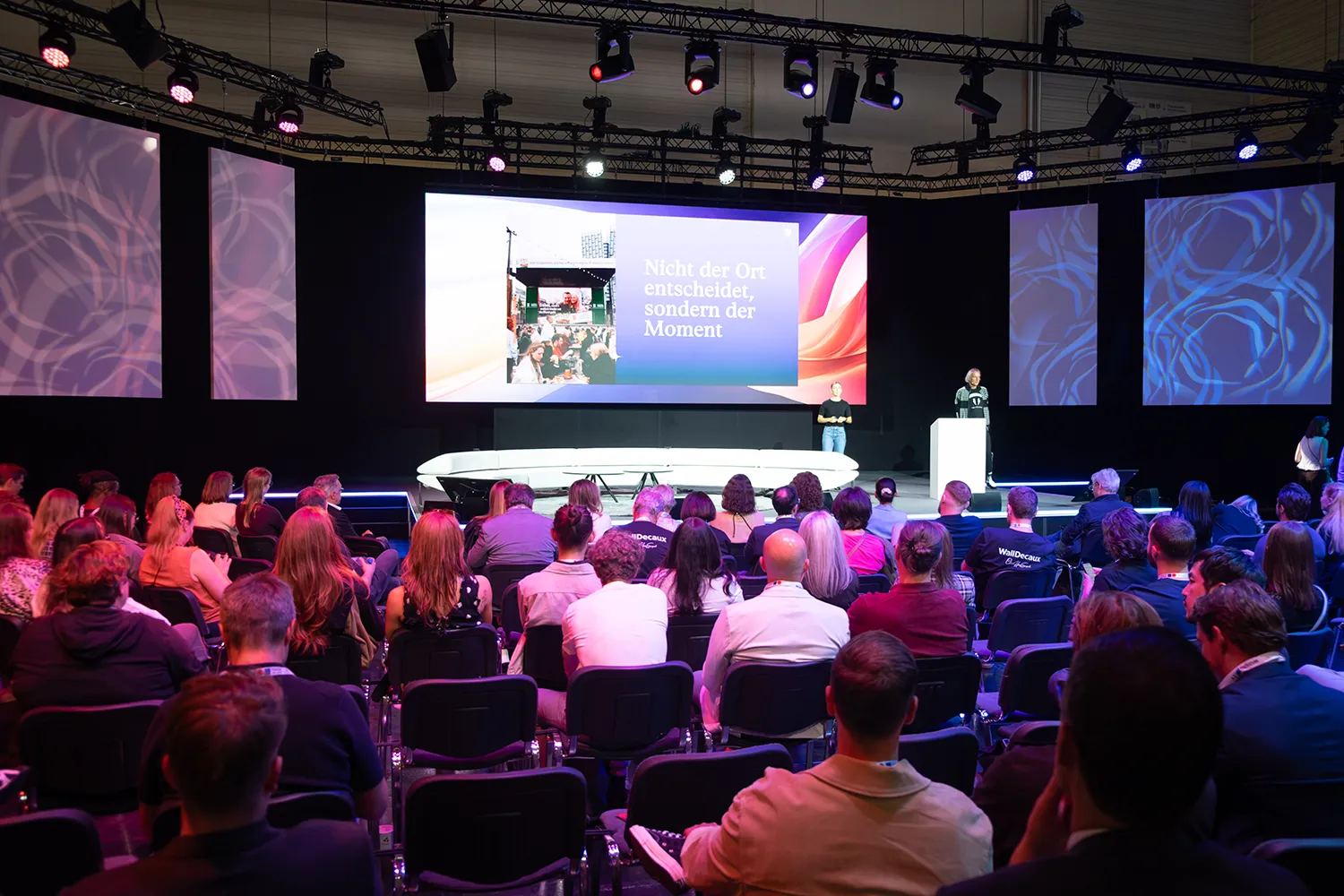 DMEXCO-Publikum verfolgt einen Vortrag über Reichweite und Out-of-Home-Kontakte.