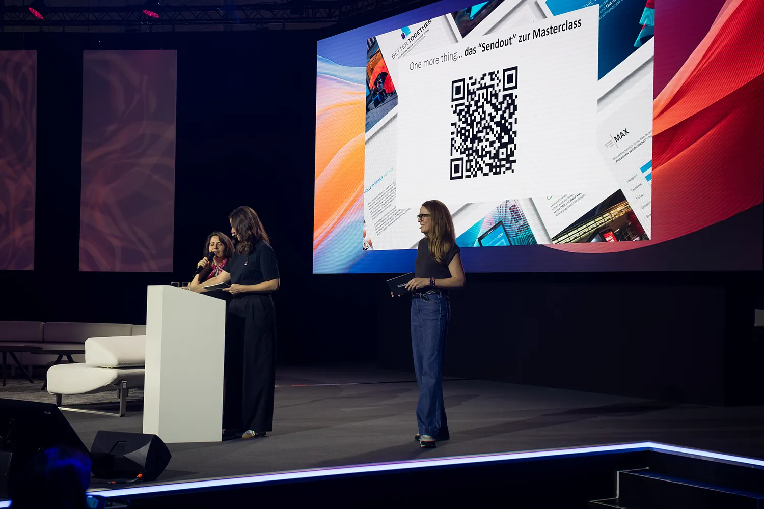 Abschluss einer Präsentation mit QR-Code und weiterführenden Informationen zu Social Media x OOH.