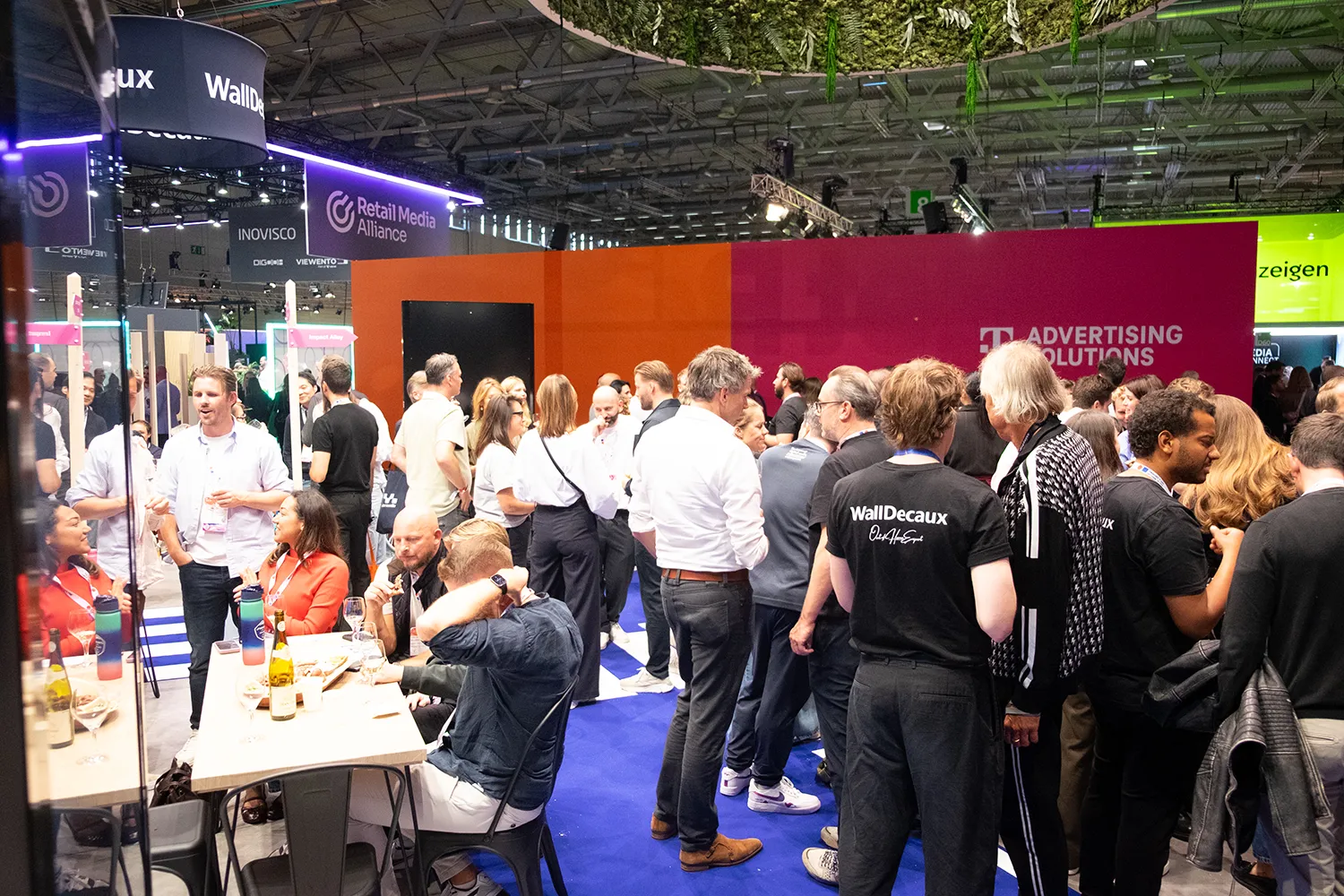 Gut besuchter Messestand mit Fachpublikum und Networking-Bereich.