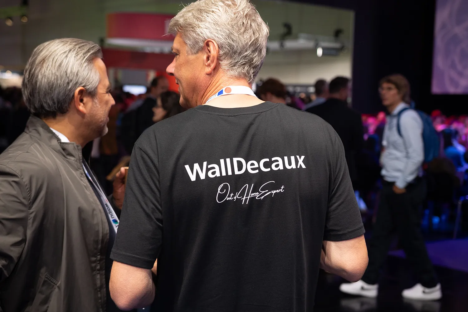 Rückenansicht eines Teamshirts mit WallDecaux-Branding auf der DMEXCO