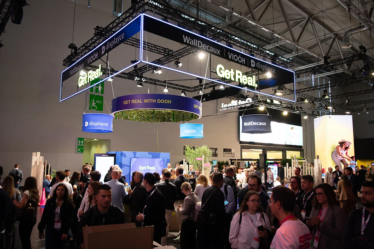 Großer WallDecaux-, Displayce und VIOOH-Stand mit zahlreichen Besuchenden auf der DMEXCO 2026.