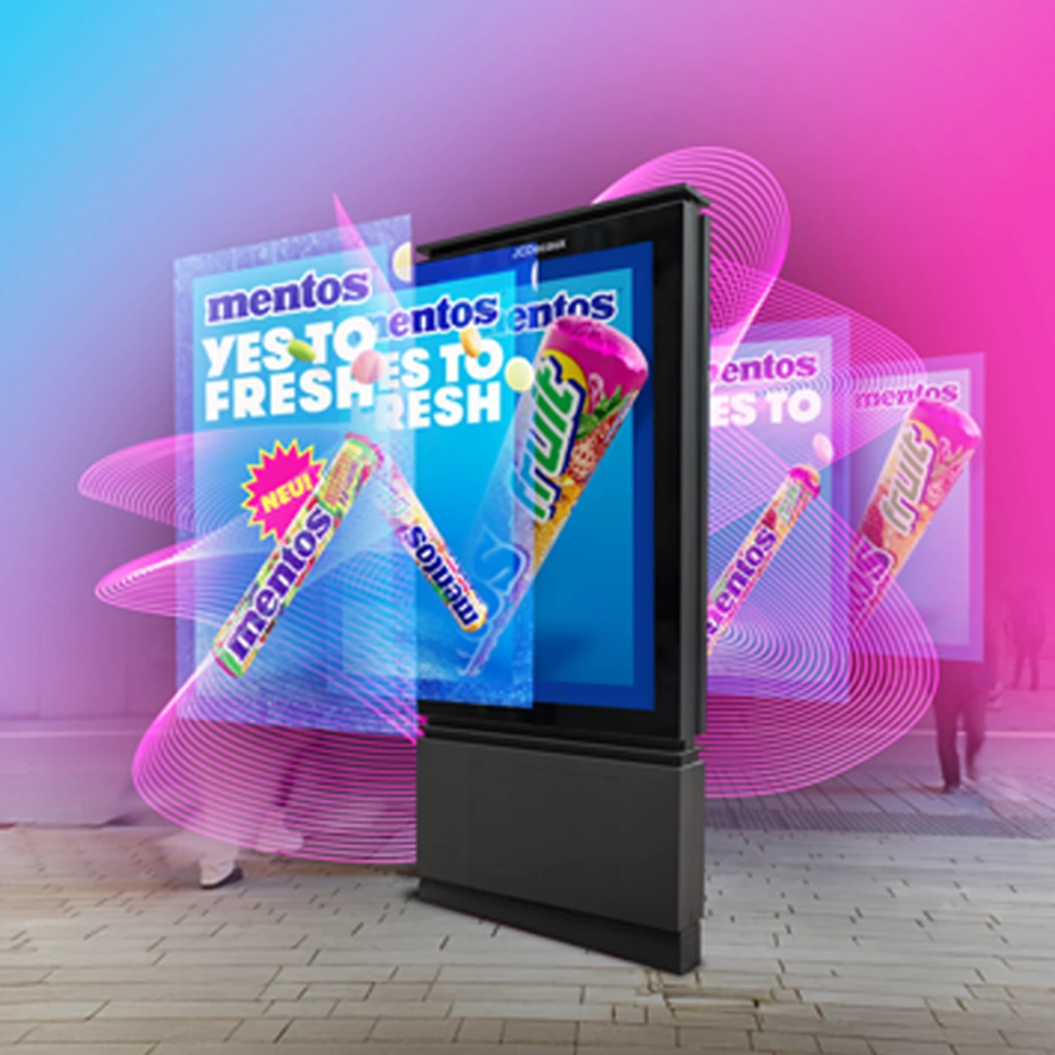 Digital City Light Poster mit Süsswarenwerbung in Bewegung vor Blau-zu-Rosa-Farbverlauf.
