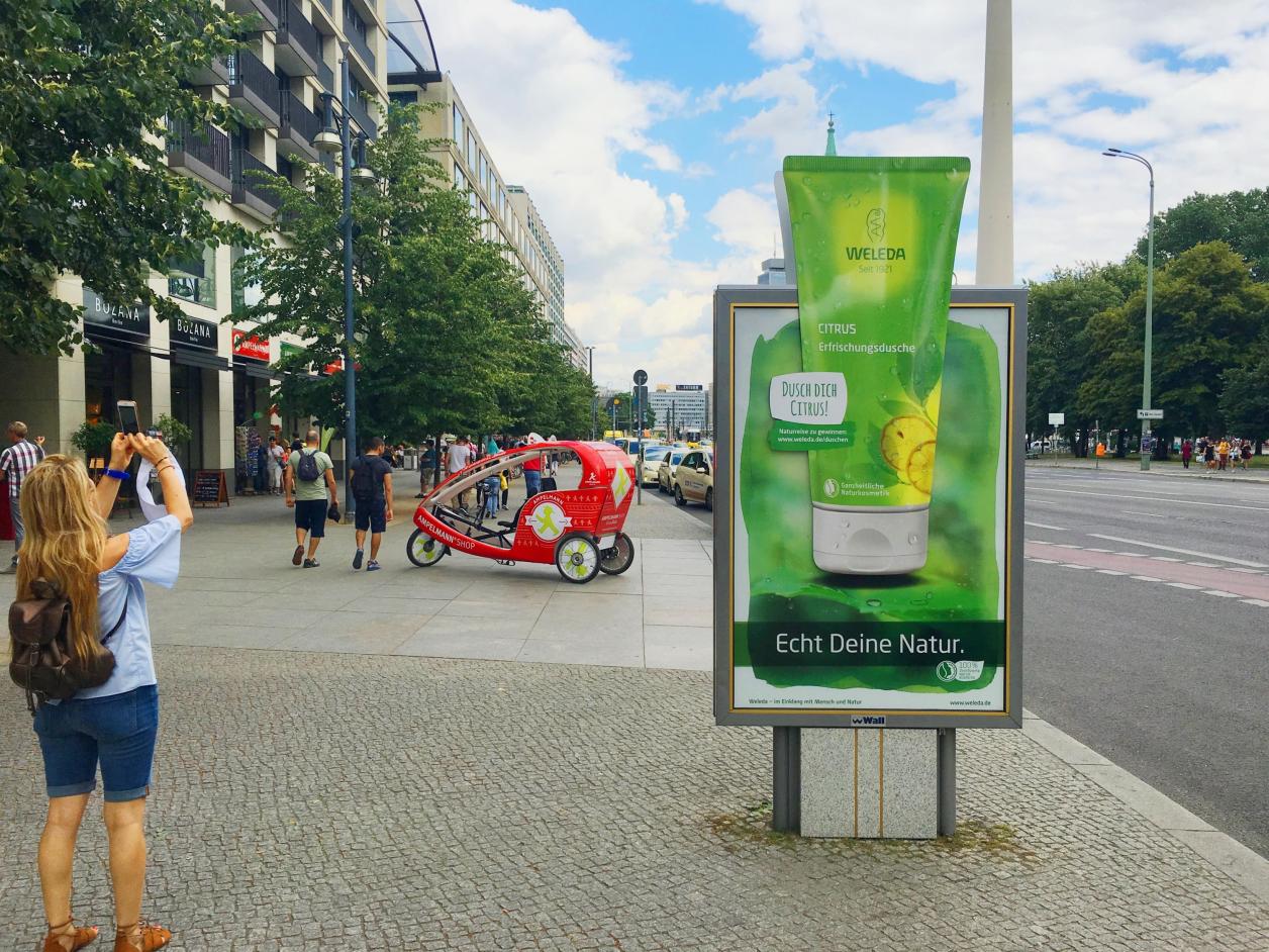 Berlin-Weleda-Erfrischungsdusche-übergroßen-Tuben-1.jpg