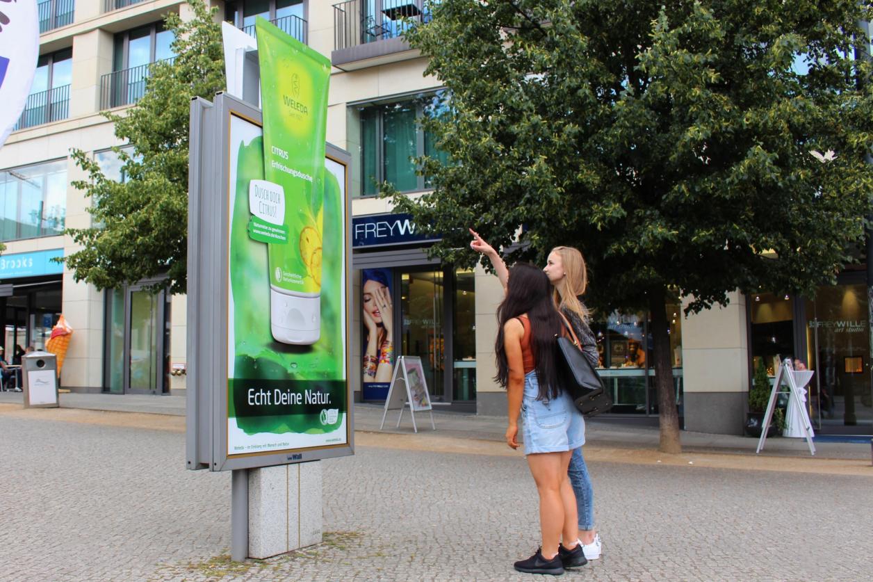 Berlin-Weleda-Erfrischungsdusche-übergroßen-Tuben-2.jpg