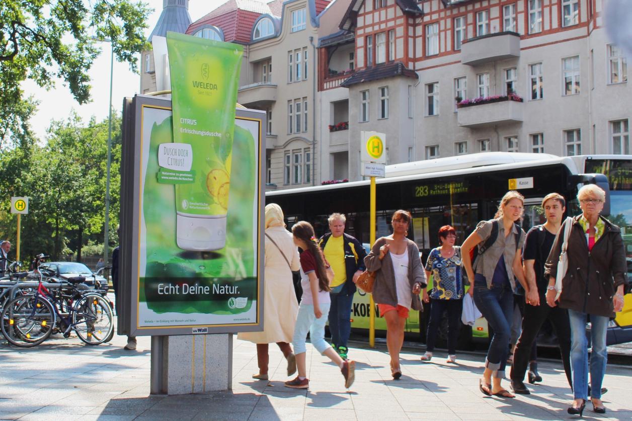 Berlin-Weleda-Erfrischungsdusche-übergroßen-Tuben-3.jpg