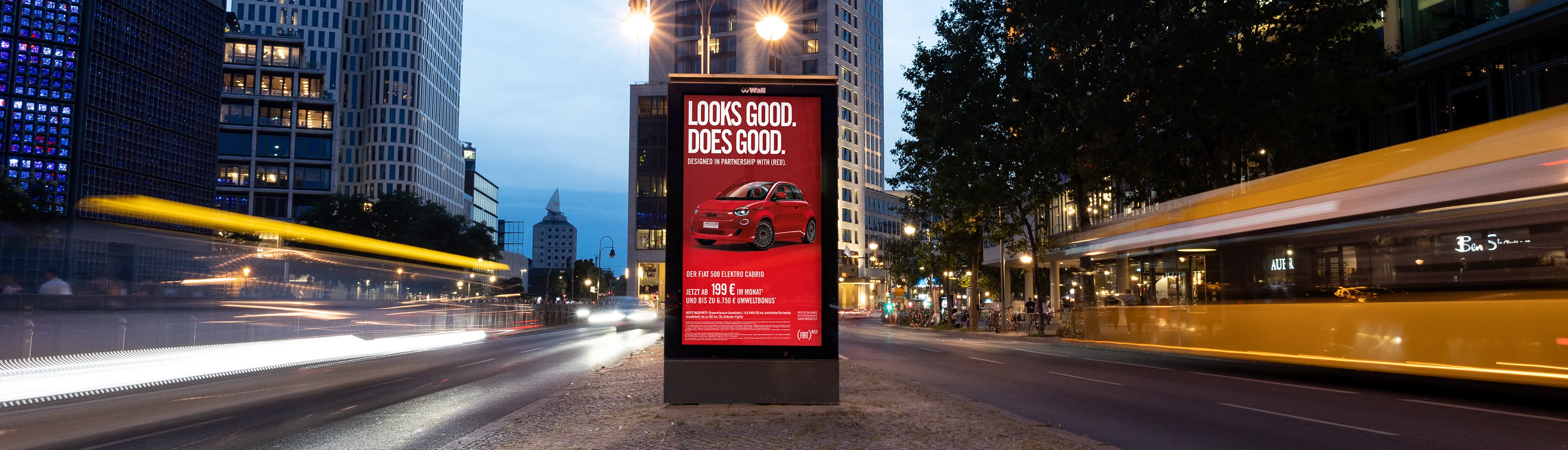 Digital City Light Poster einer Automarke an der Gedächtniskirche in Berlin.