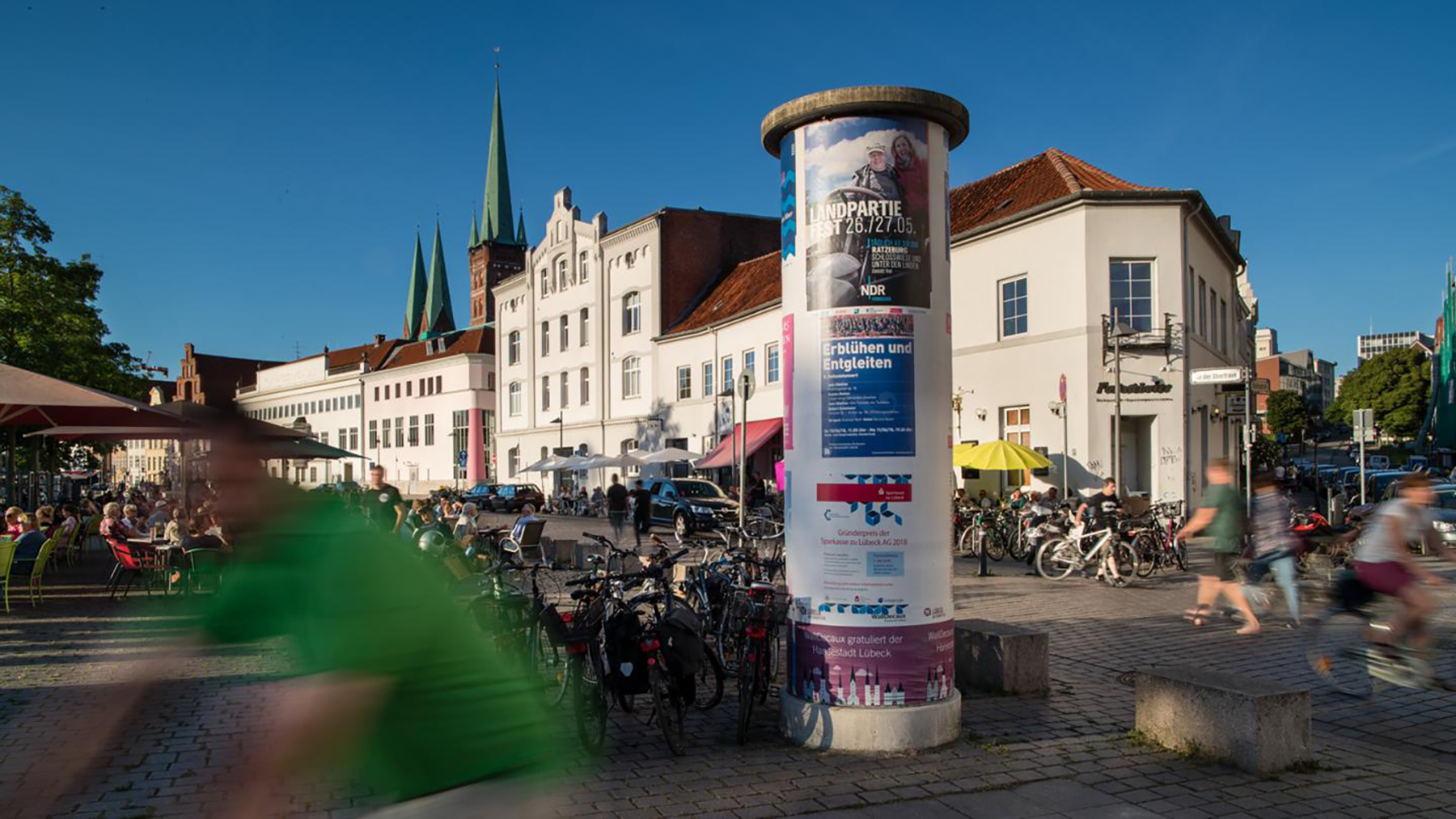 Allgemeinstelle mit OOH-Werbung in der Innenstadt von Lübeck.
