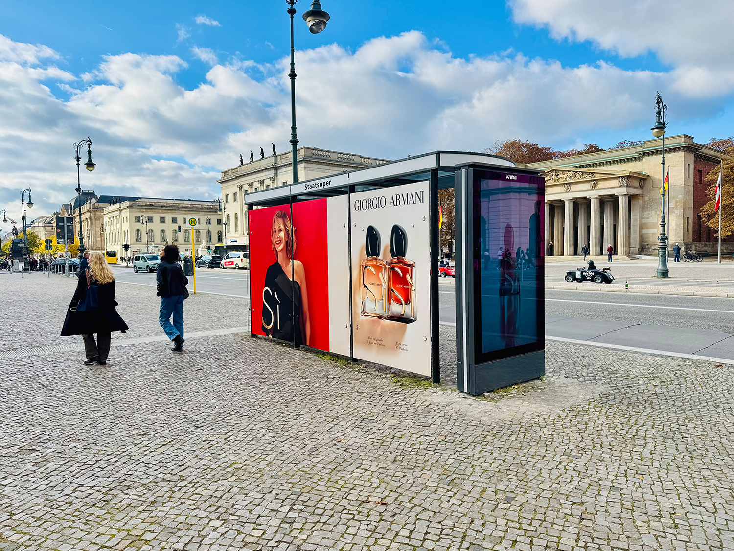 Area Domination entlang "Unter den Linden" in Berlin zeigt Werbung einer Luxusmodemarke an einer Buswartehalle mit Digital City Light Poster.