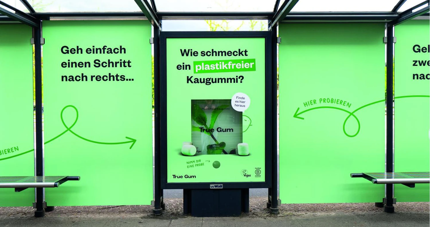 beklebte-tram-wartehalle-kaugummi-invalidenstraße-berlin.webp