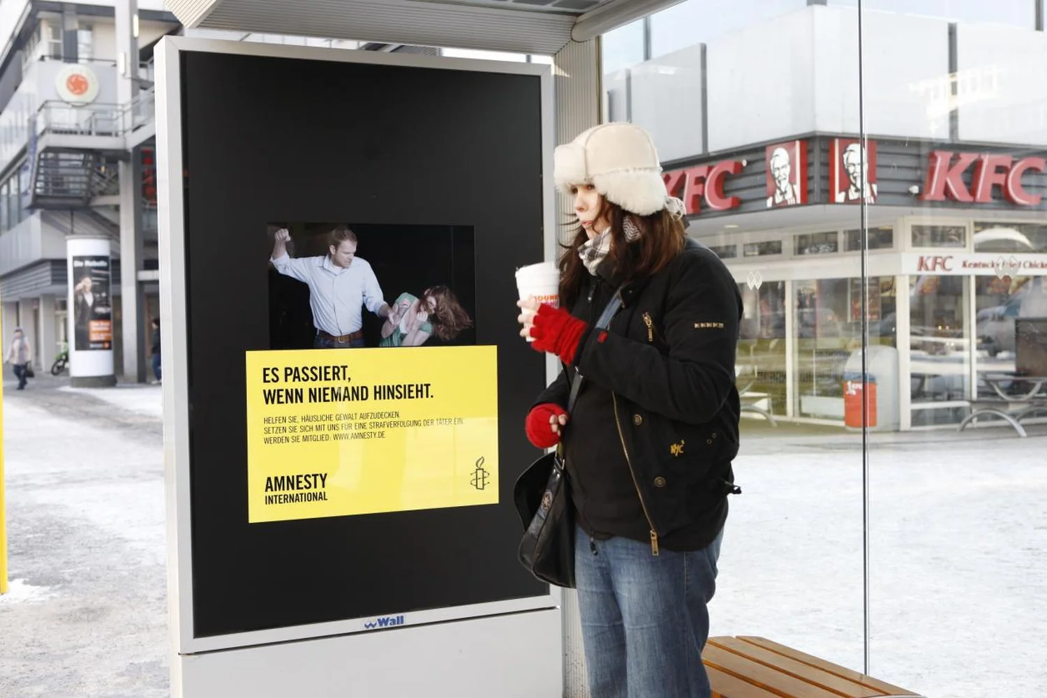 berlin-amnesty-international-es-passiert-wenn-niemand-hinsieht-face--und-eyetracking-sensor-und-screen-1.webp