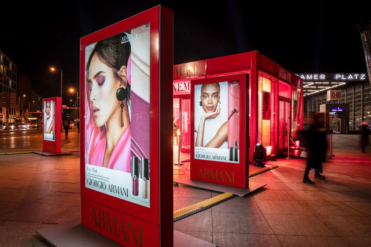berlin-armani-mobile-vitrinen-2.webp