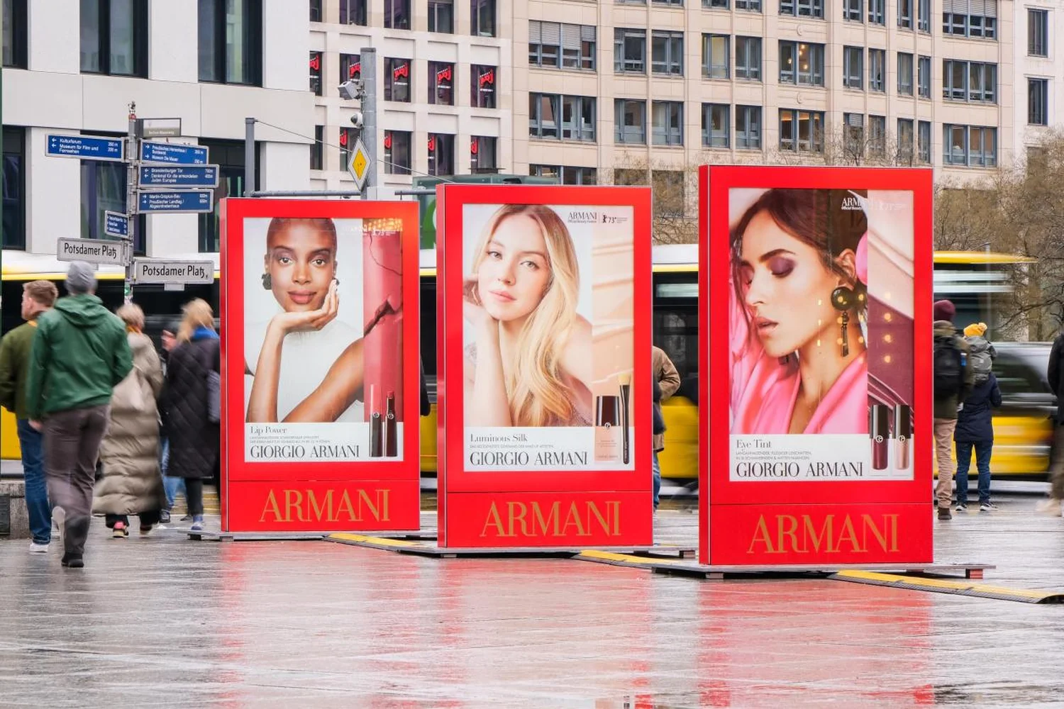 berlin-armani-mobile-vitrinen-3.webp