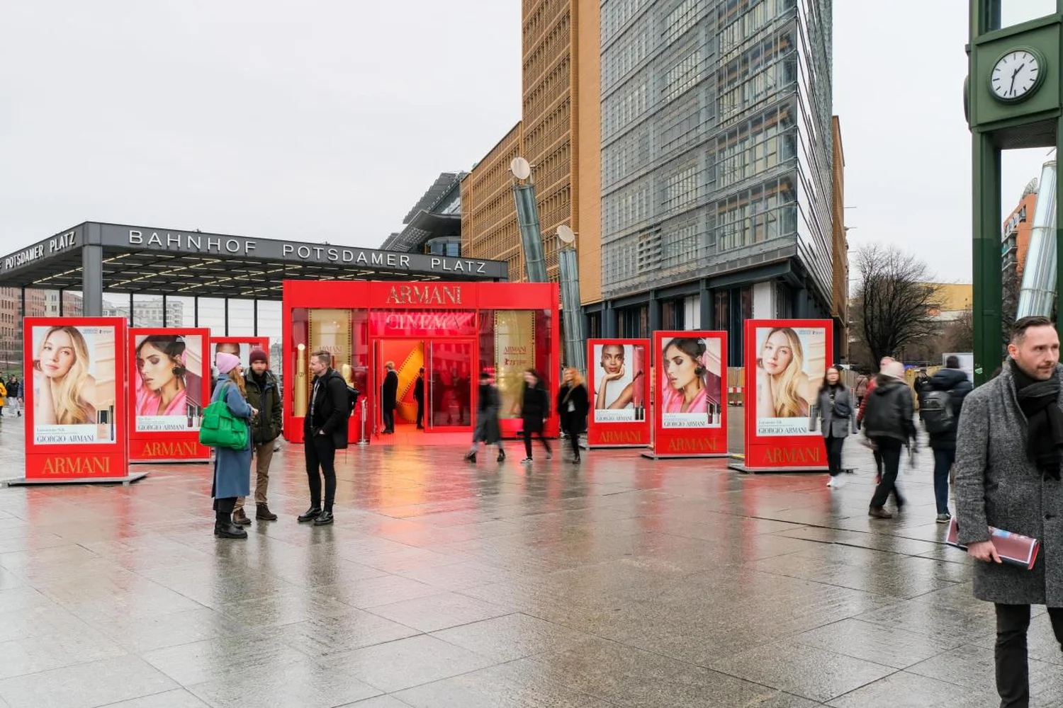 berlin-armani-mobile-vitrinen-5.webp