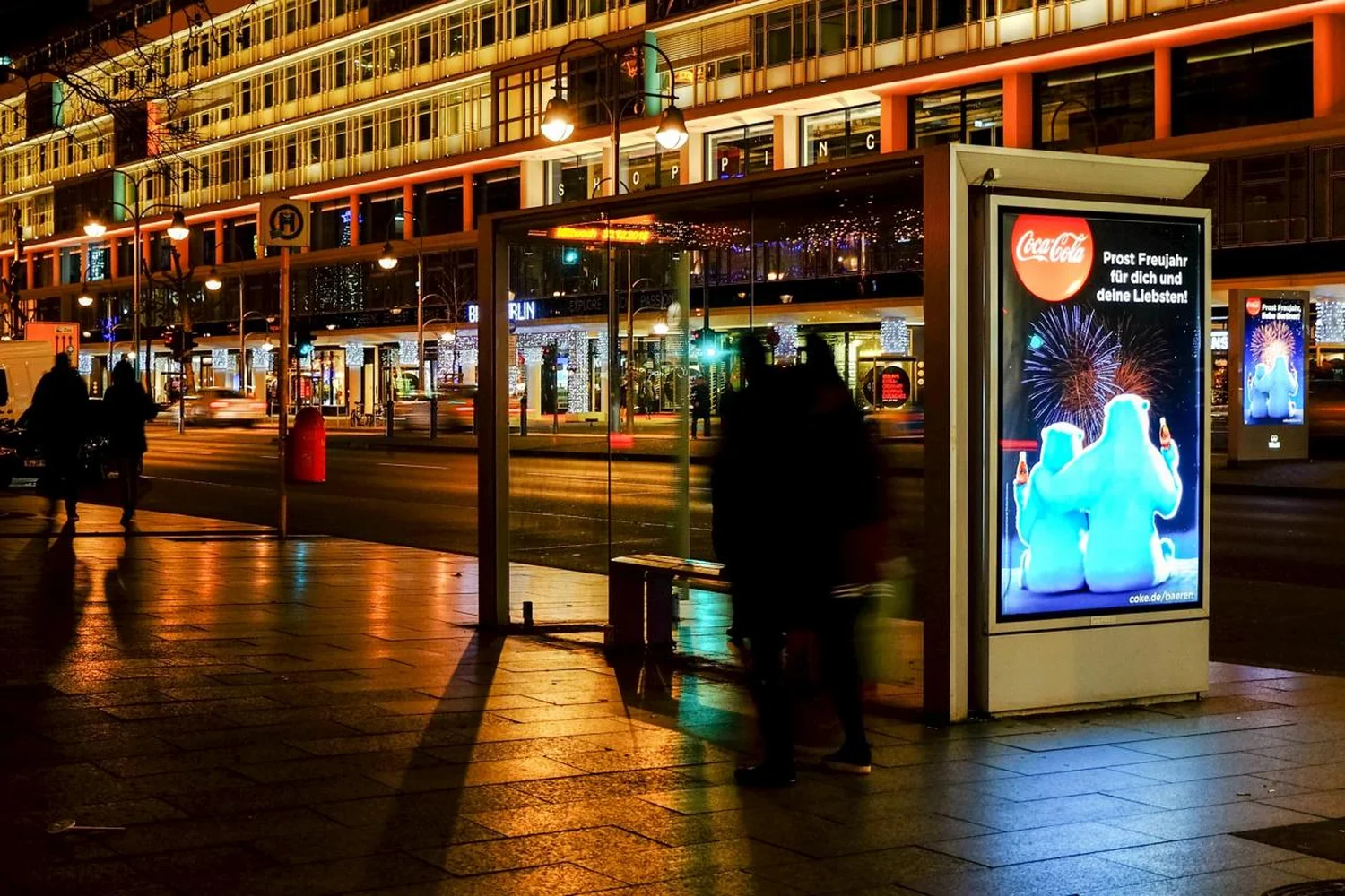 berlin-coca-cola-prost-neujahr-illuminationsposter-licht-animation-1.webp