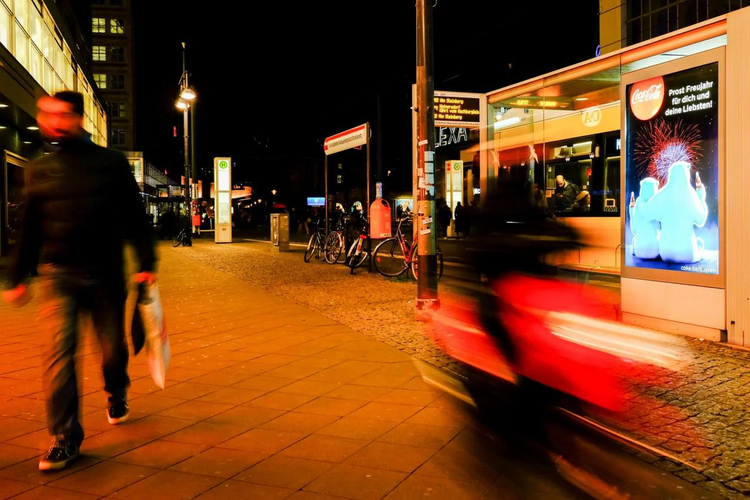 berlin-coca-cola-prost-neujahr-illuminationsposter-licht-animation-2.webp