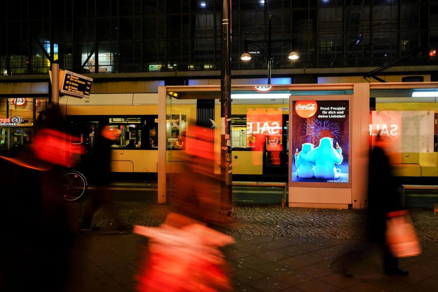 berlin-coca-cola-prost-neujahr-illuminationsposter-licht-animation-3.webp