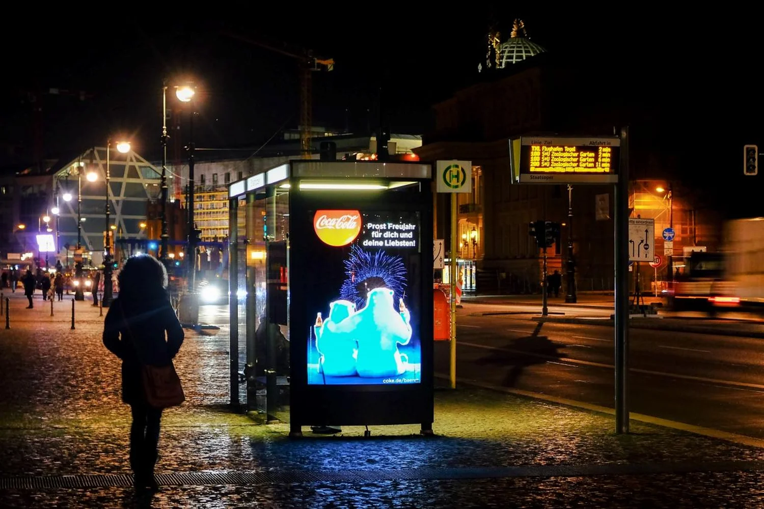 berlin-coca-cola-prost-neujahr-illuminationsposter-licht-animation-4.webp