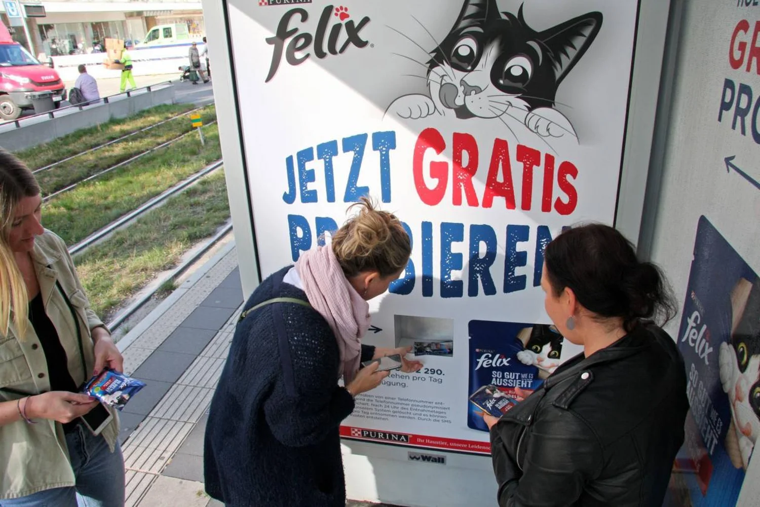 berlin-duesseldorf-netrle-purina-katzenfutter-dispenser-1.webp