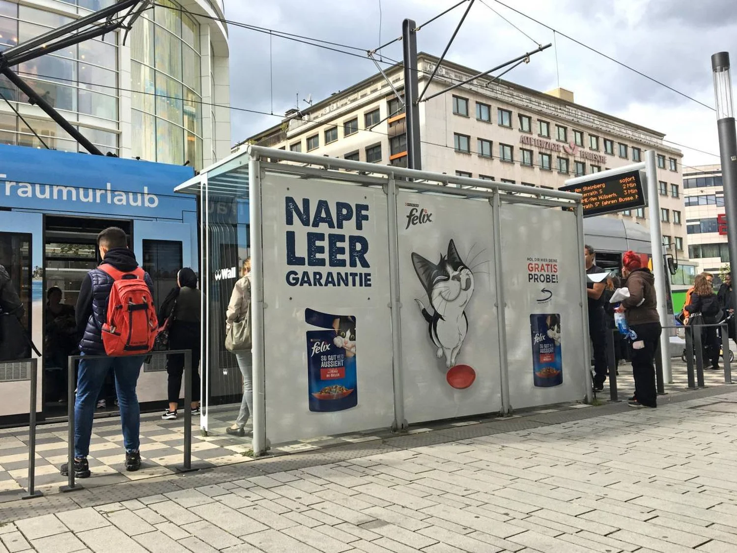 berlin-duesseldorf-netrle-purina-katzenfutter-dispenser-2.webp