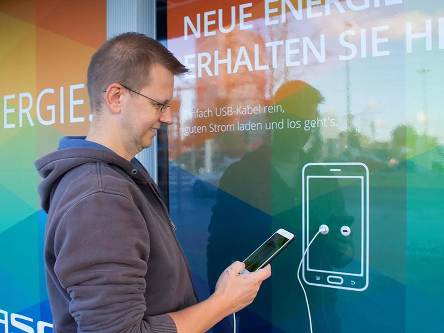 berlin-gasag_ladestation-smartphones-aufladen-1.webp