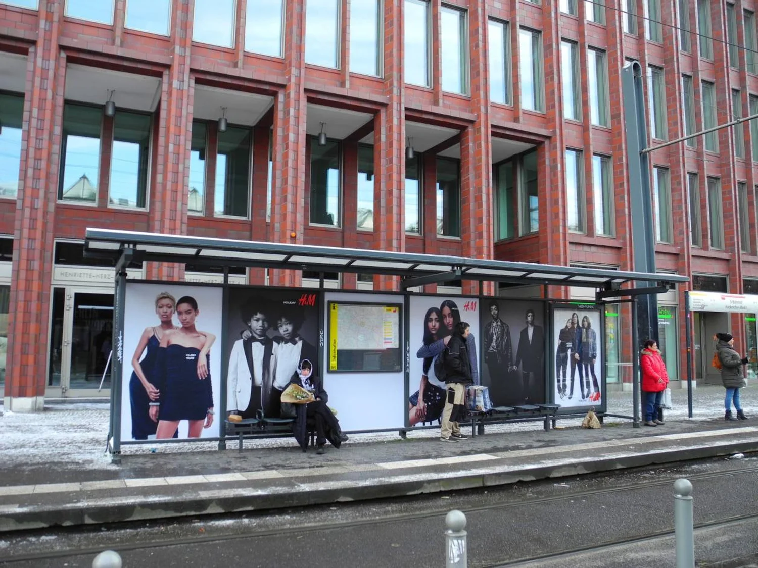 berlin-hundm-wartehallenbranding-schnee-2.webp