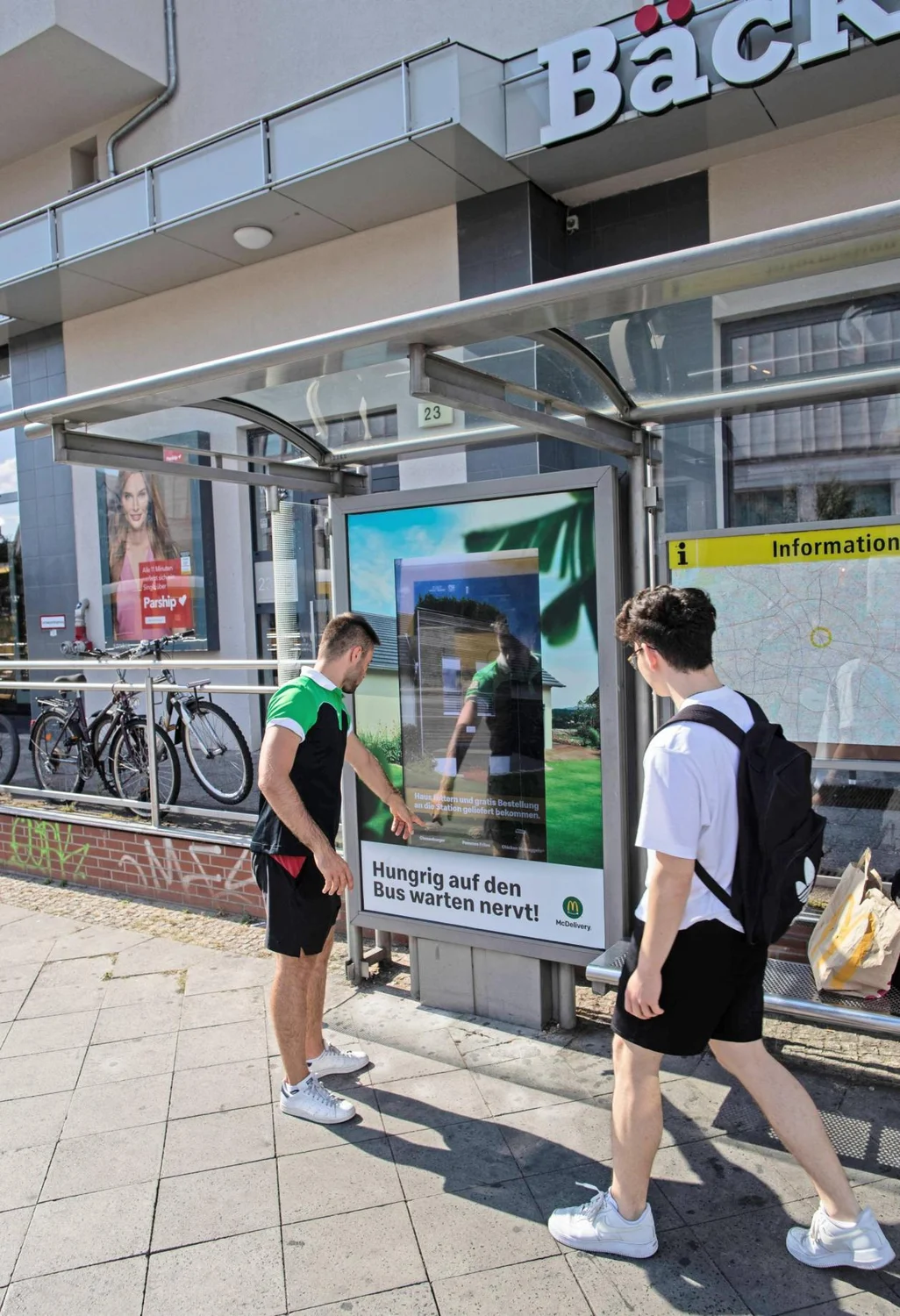 berlin-mcdelivery-wartehalle-1.webp