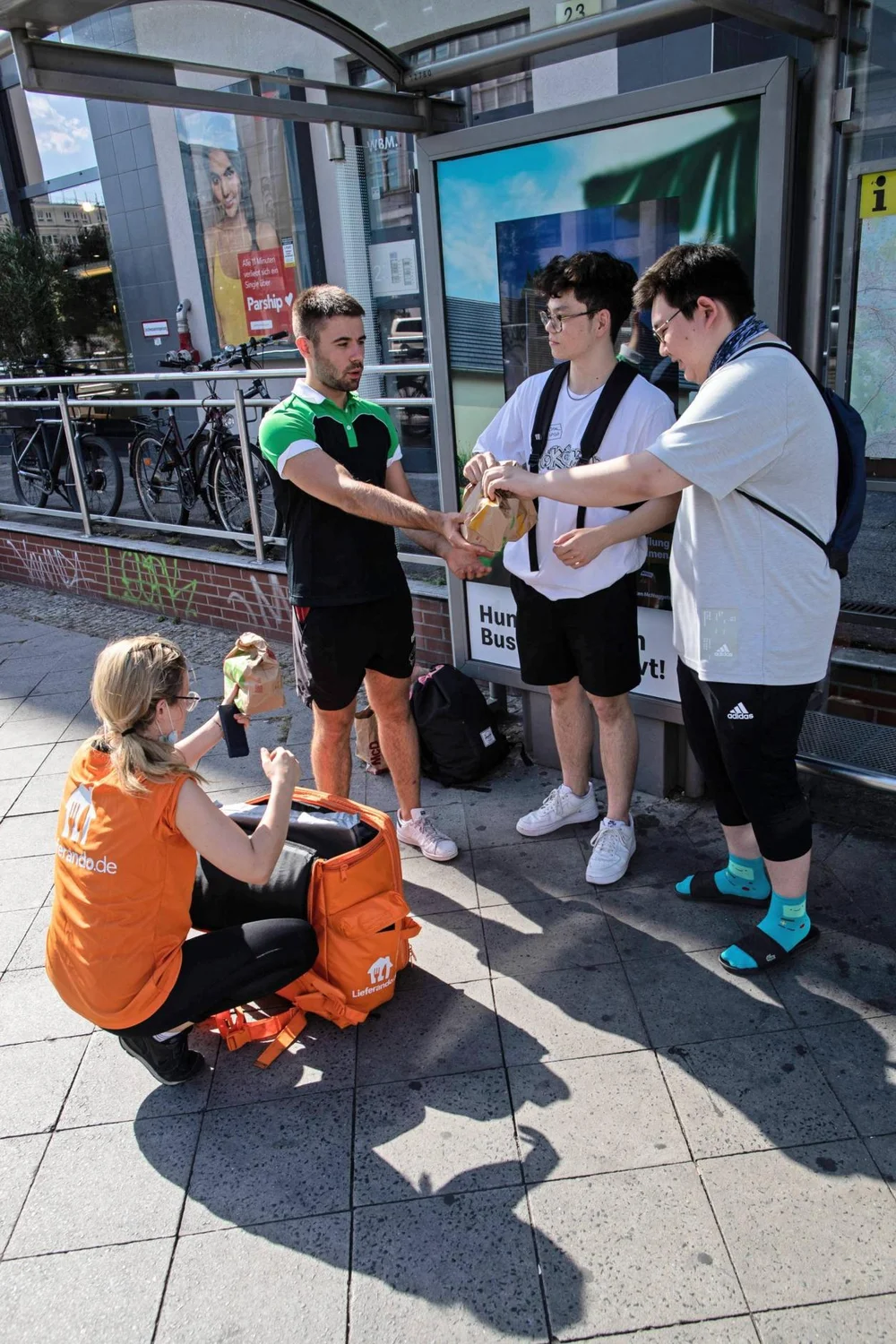 berlin-mcdelivery-wartehalle-2.webp