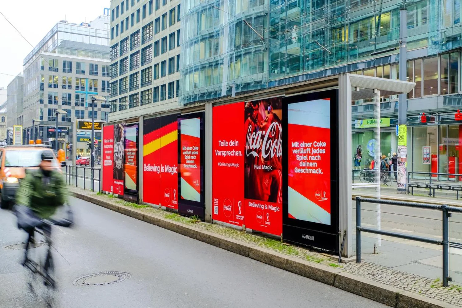 Digital City Light Poster mit Out of Home-Kampagne eines Getränkeherstellers an einer Wartehalle in der Friedrichstraße in Berlin.