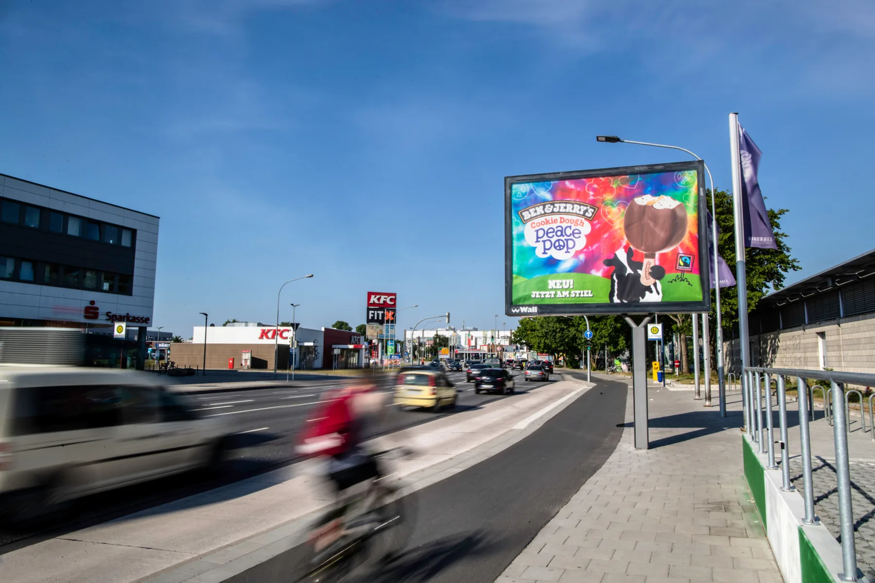 City Light Board mit Out of Home-Kampagne einer Eiscreme-Marke an einer Hauptverkehrsstraße in Lübeck.