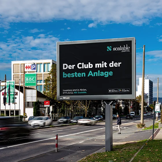 City Light Board mit OOH-Werbung eines Finanzdienstleisters in der Innenstadt von Düsseldorf.