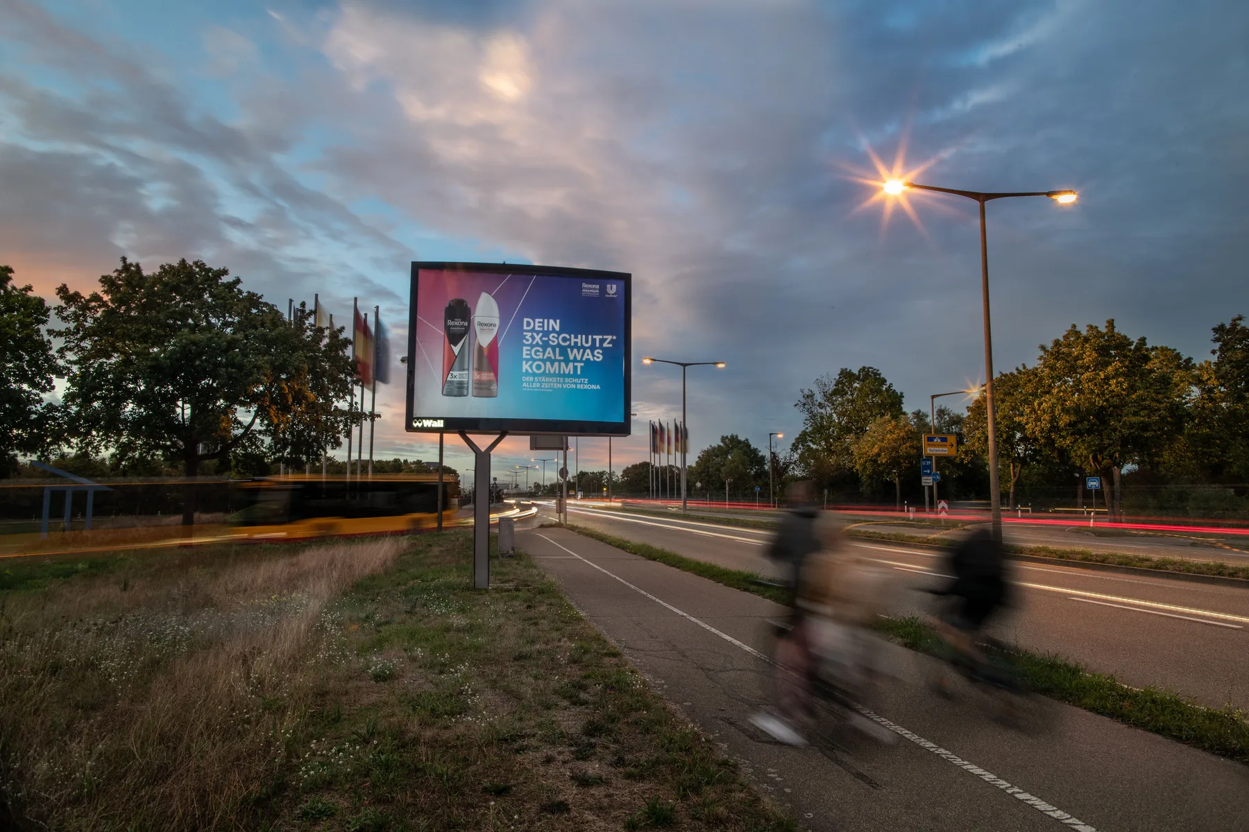 City Light Board mit Out of Home-Kampagne einer Köperpflege-Marke an einer Hauptverkehrsstraße in Karlsruhe.