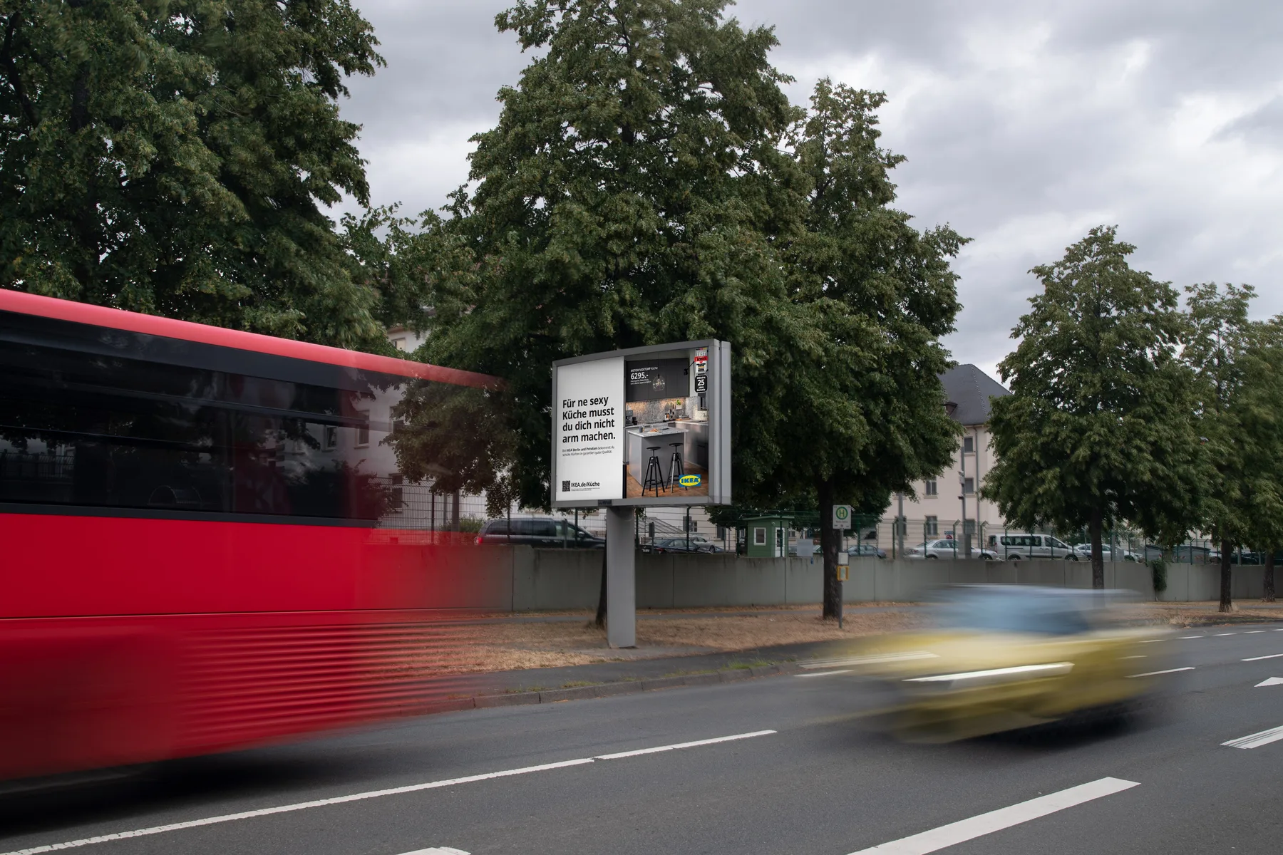 City Light Board mit Außenwerbung eines Möbelhauses in der Mannheimer Straße in Kaiserslautern.