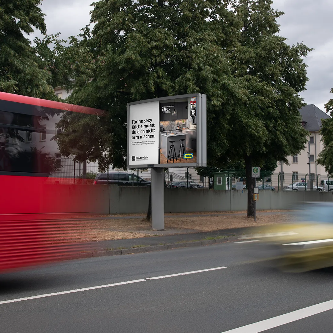 City Light Board mit Out of Home-Kampagne einer Möbelhauskette in der Mannheimer Straße in Kaiserslautern.