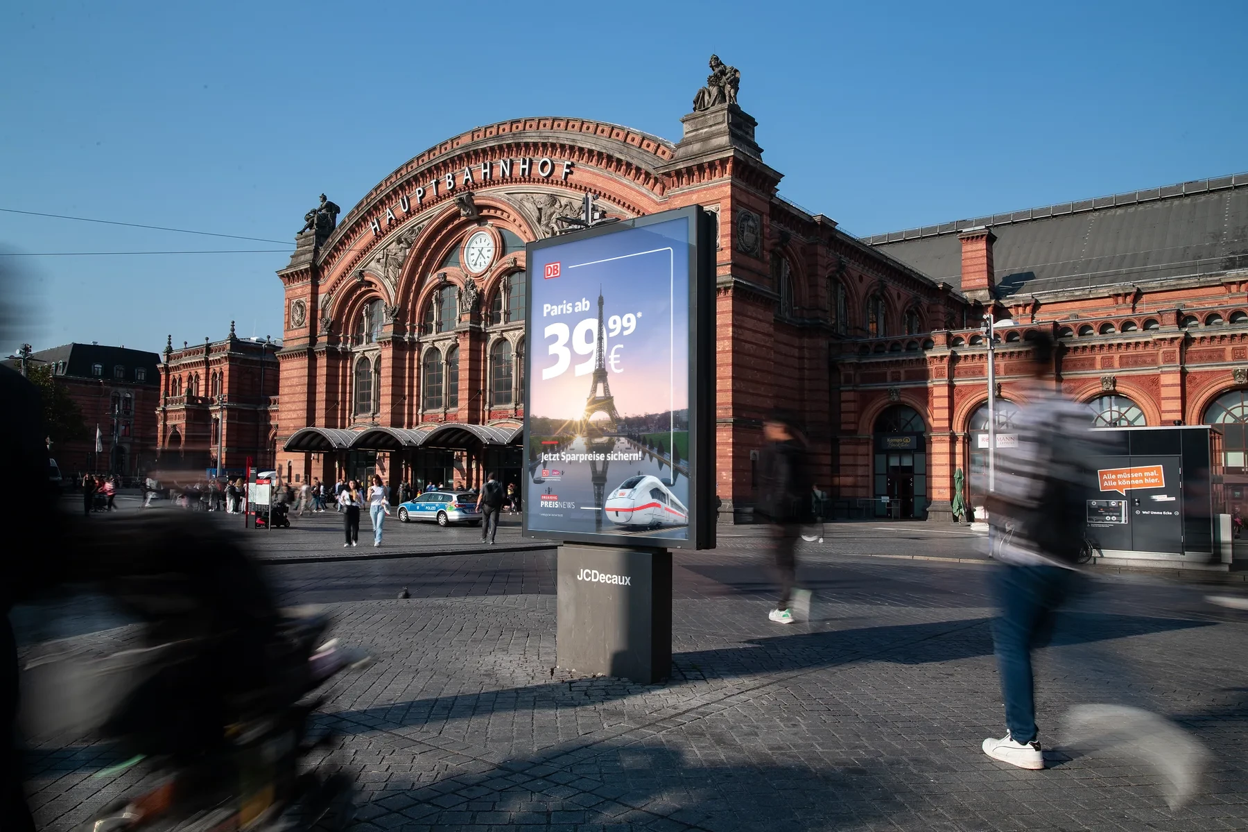 City Light Poster mit OOH-Werbung zu Bahnreisen am Hauptbahnhof in Bremen.