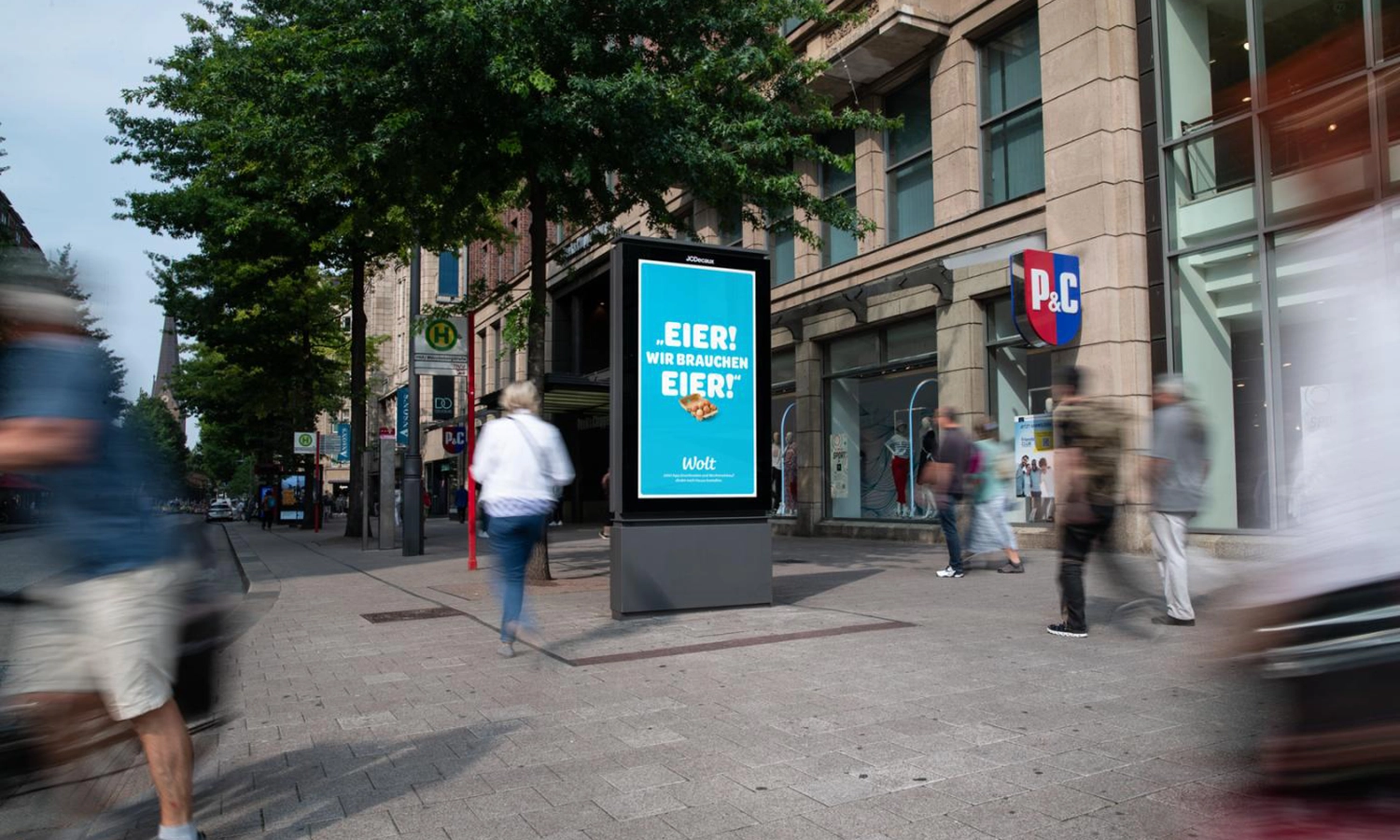 Digital City Light Poster in der hamburger Mönckebergstraße mit Lieferservice Werbung am Tag