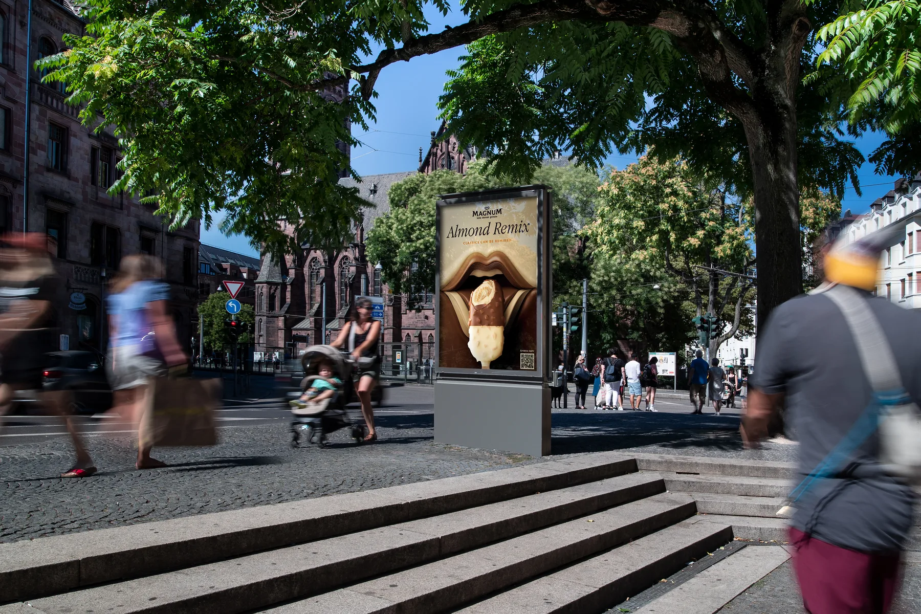 City Light Poster mit Out of Home-Werbung einer Eiscreme-Marke in der Innenstadt von Saarbrücken.