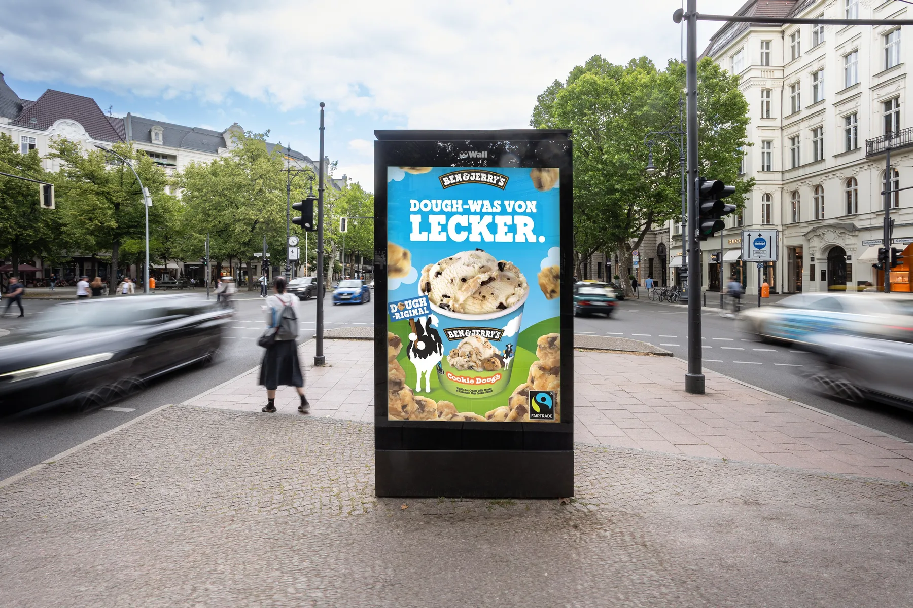 City Light Poster mit OOH-Werbung einer Eiscreme-Marke am Kurfürstendamm in Berlin.
