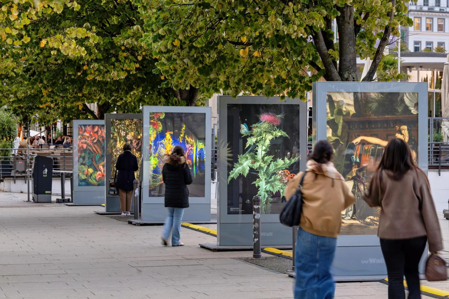 City Light Poster zeigen als Outdoor-Galerie "Flowers Forever" Kunstaustellung in Hamburg
