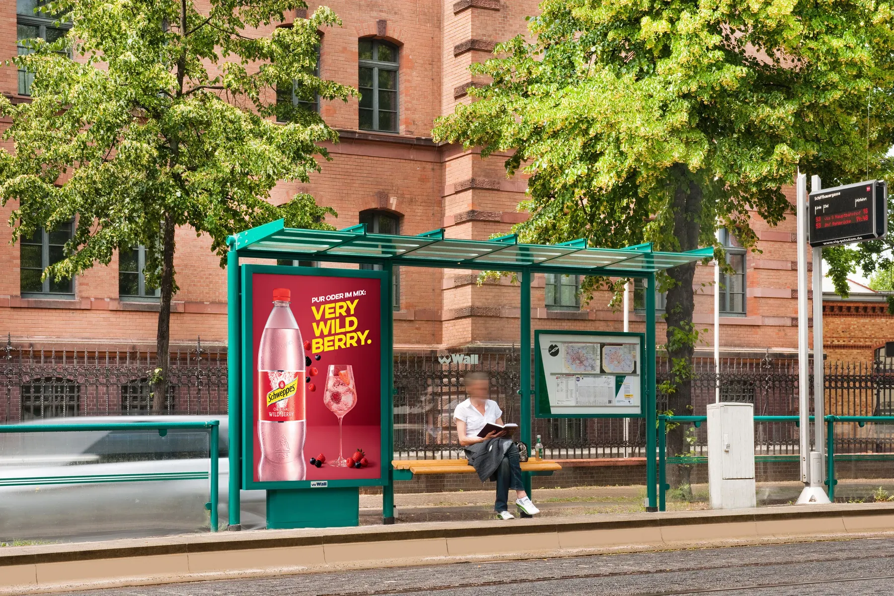 City Light Poster mit Out of Home-Kampagne einer Erfrischungsgetränkemarke an einer Wartehalle in der Innenstadt von Potsdam.
