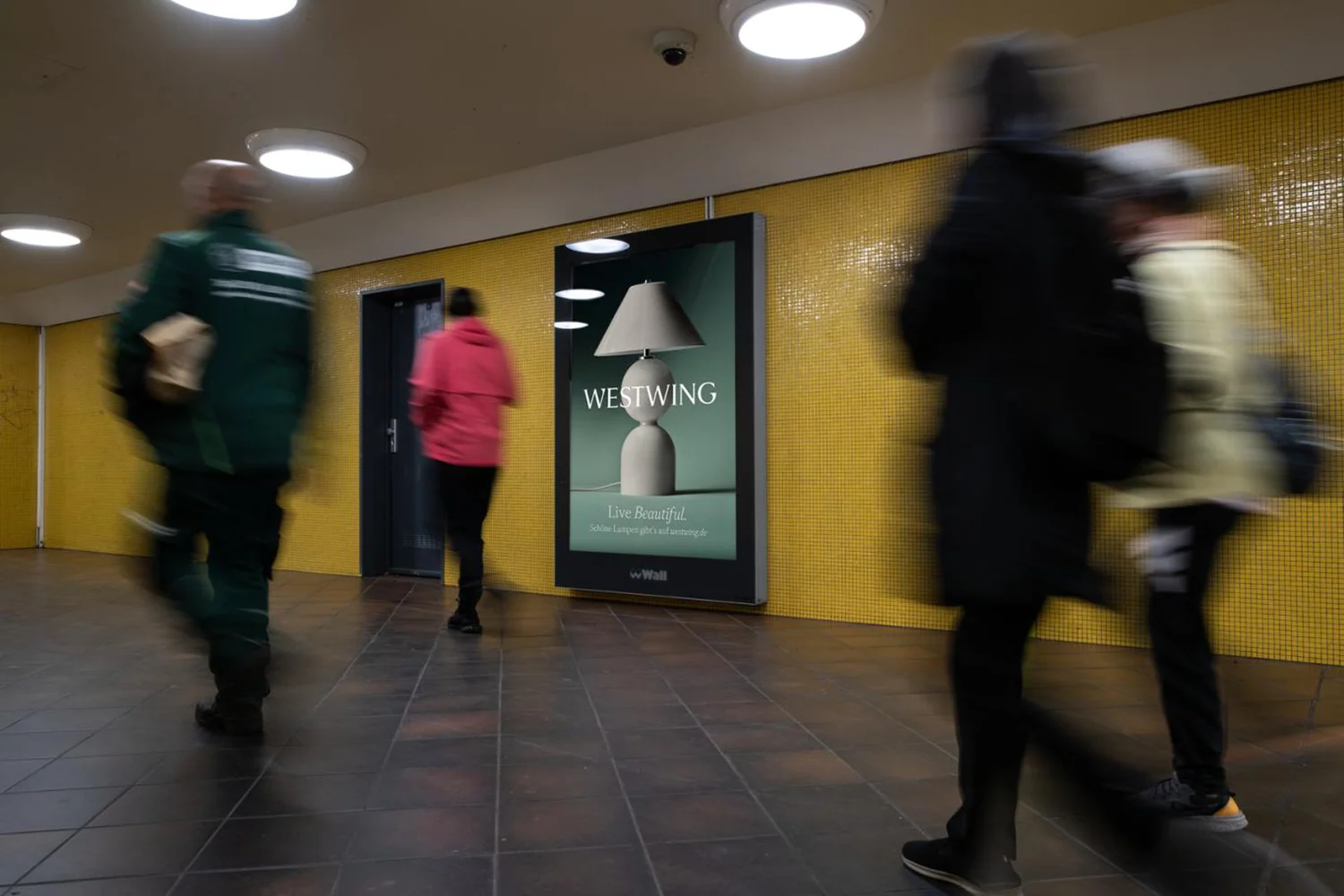 City Light Poster mit Home Decore Werbung am belebten U-Bahnhof Bayrischer Platz in Berlin.