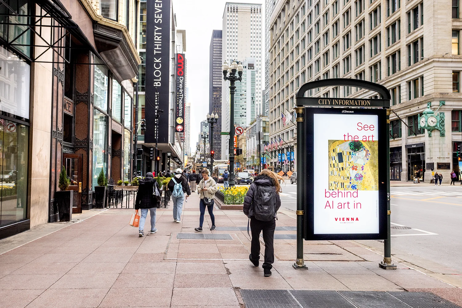 City Light Poster mit Kunstwerbung in der State Street in Chicago, USA.