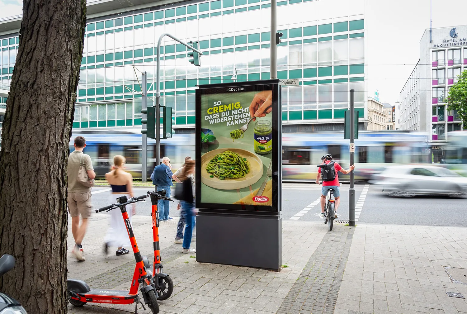 City Light Poster zeigt Lebensmittelwerbung.