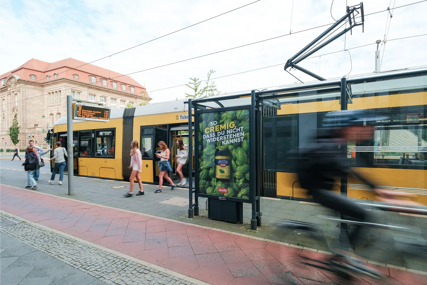 City Light Poster zeigt Lebensmittelwerbung in Berlin.