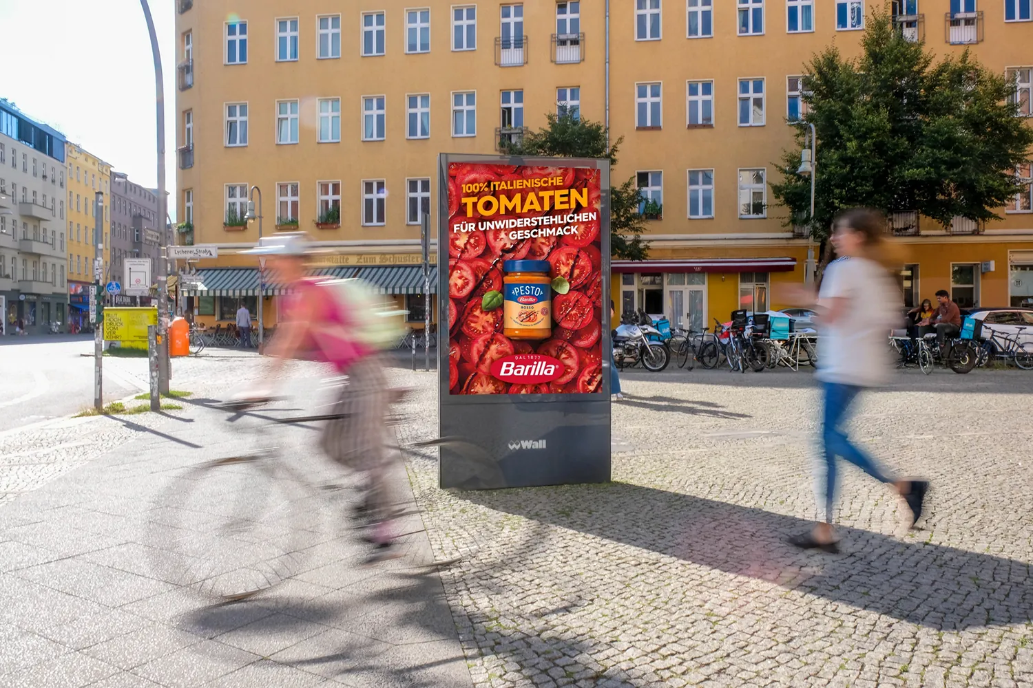 City Light Poster zeigt Lebensmittelwerbung in Danzinger Straße in Berlin