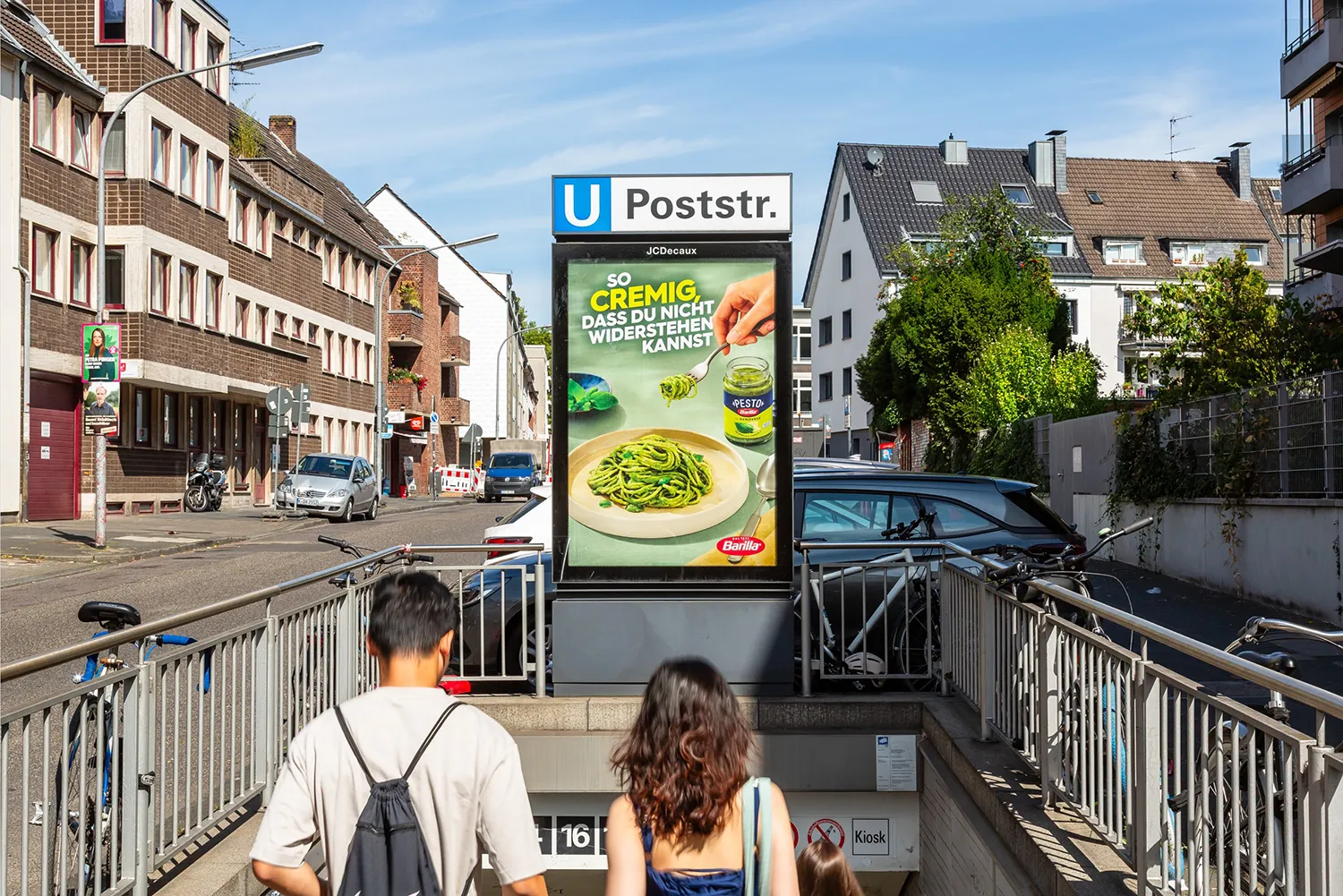 City Light Poster zeigt Lebensmittelwerbung in Poststraße in Köln.