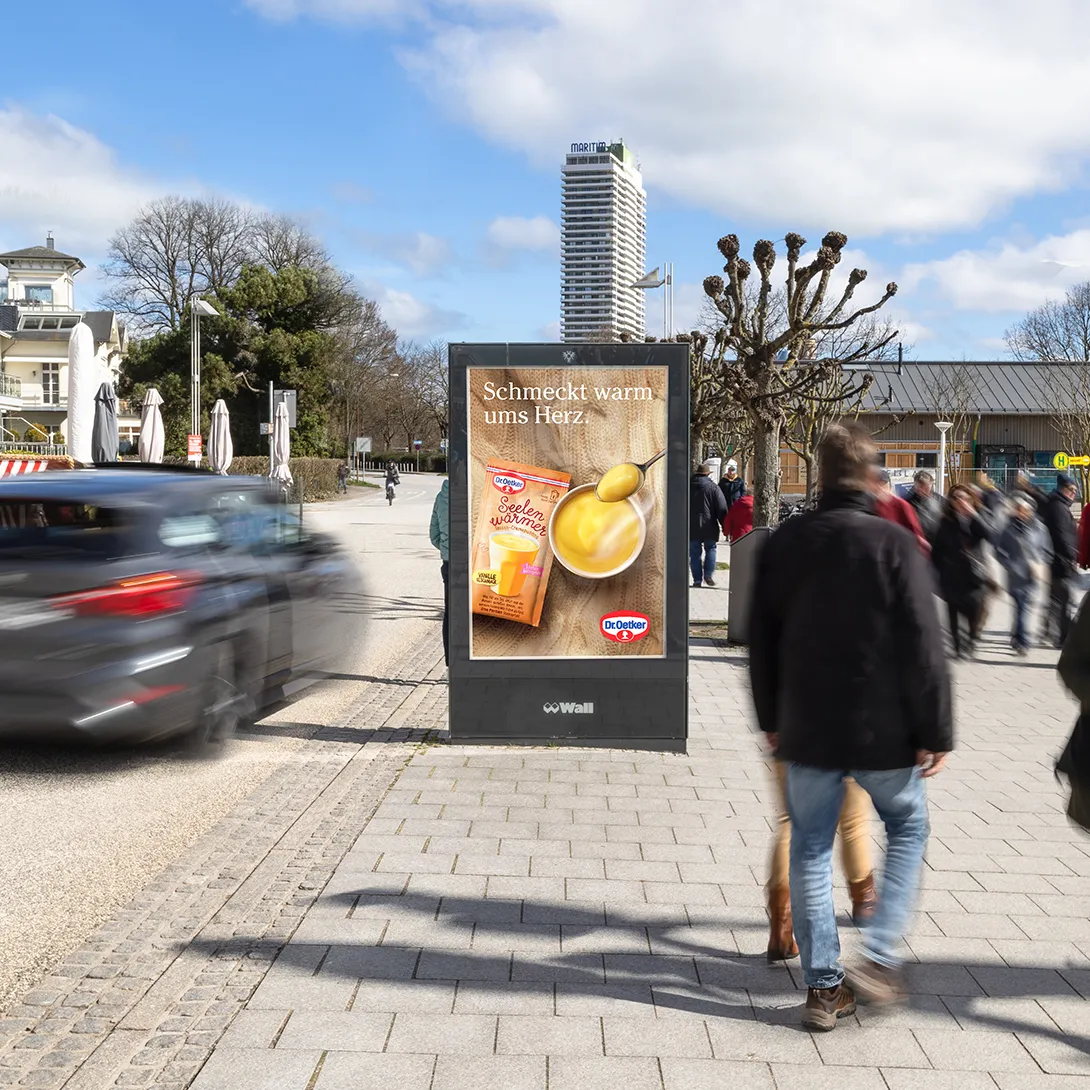 City Light Poster mit OOH-Werbung eines Lebensmittelherstellers am Hafen von Lübeck Travemünde.