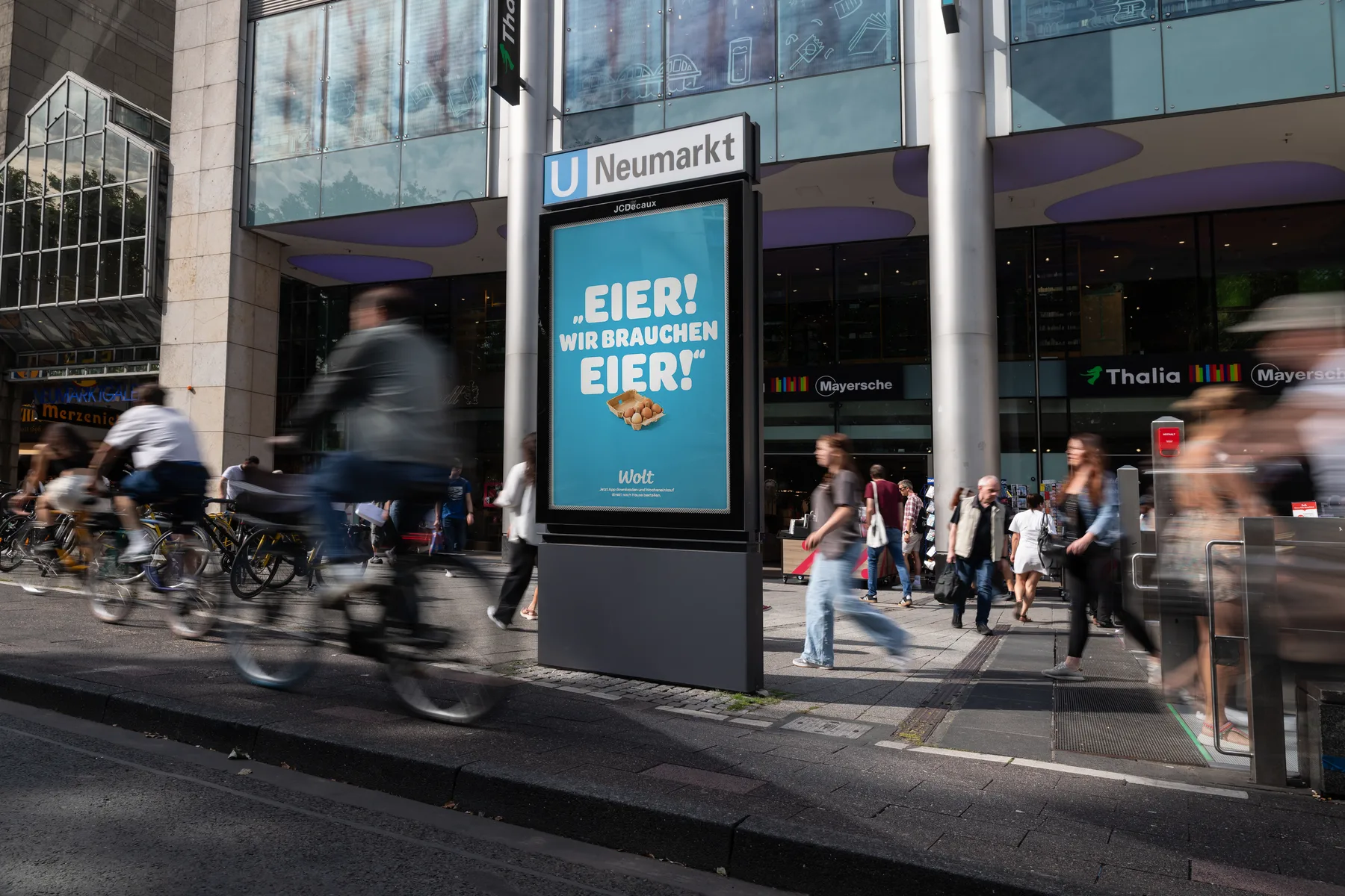 City Light Poster mit einer OOH-Kampagne eines Lieferdienstes am Neumarkt in Köln.