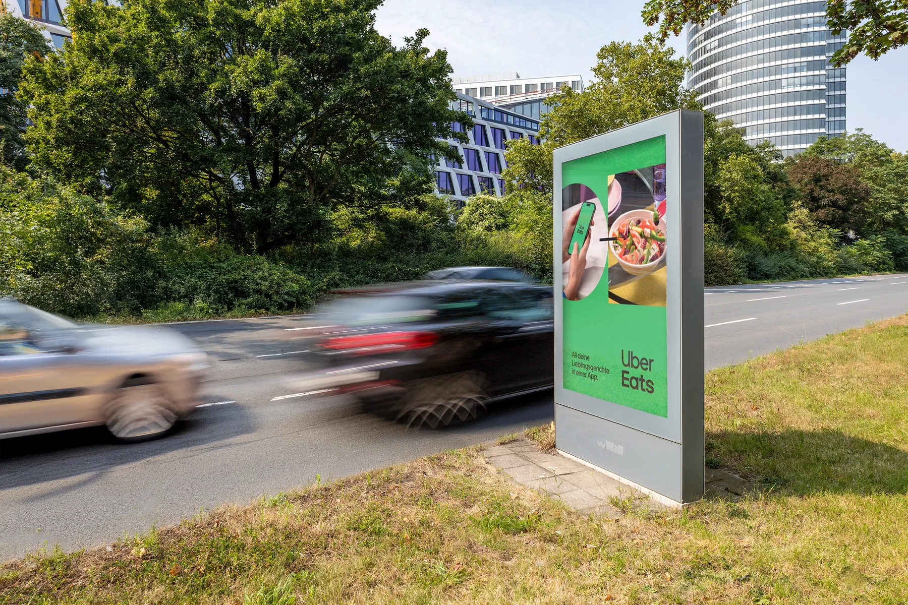 City Light Poster mit OOH-Werbung eines Lieferdienstes an einer Hauptverkehrsstraße in Düsseldorf.