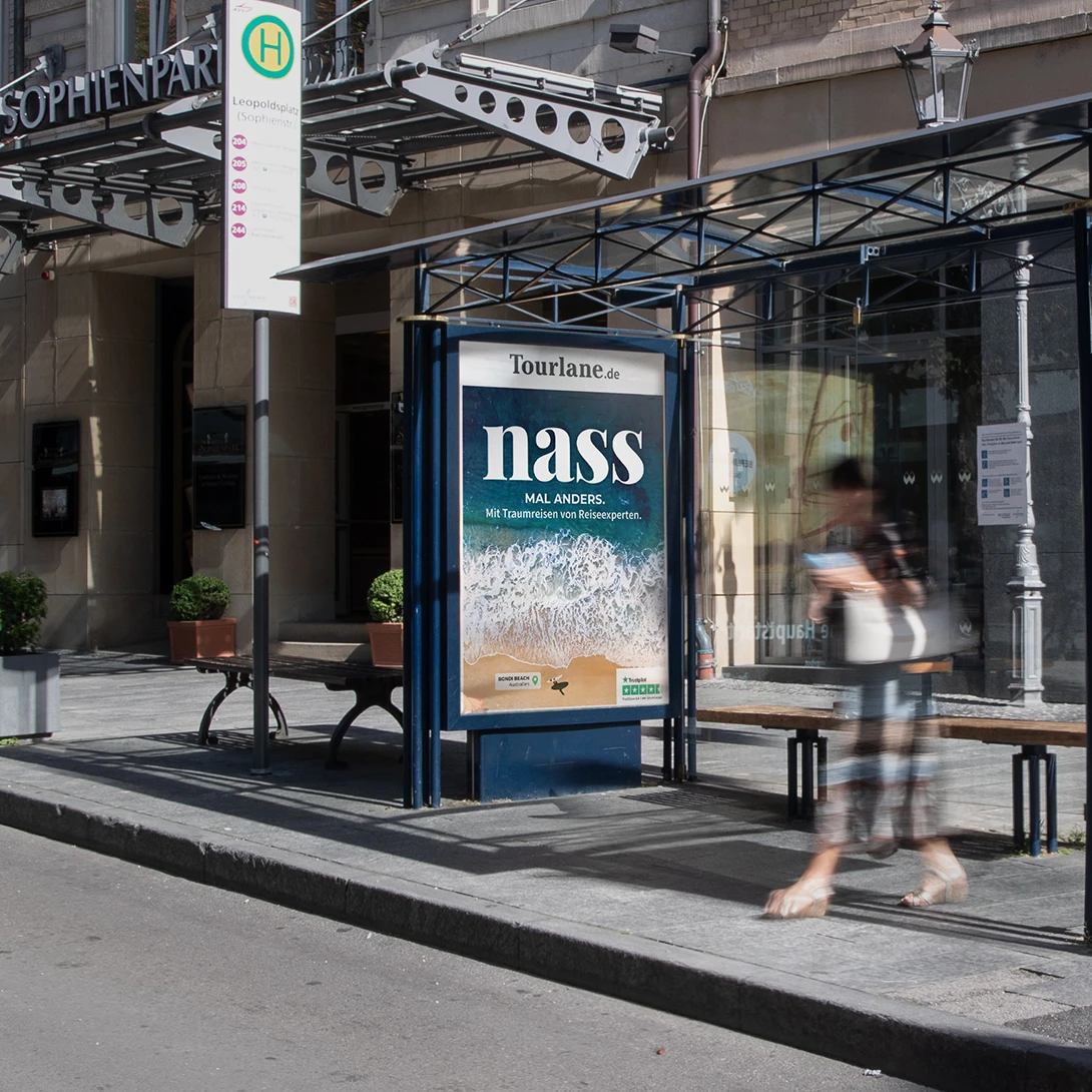 City Light Poster mit Außenwerbung eines Reiseanbieters in der Innenstadt von Baden-Baden.